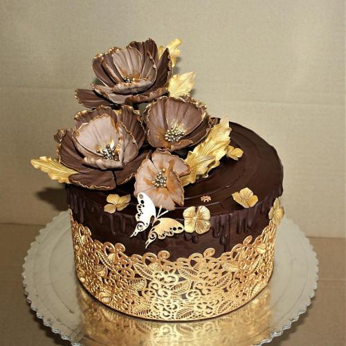 Čokoládová drip torta so zlatou čipkou