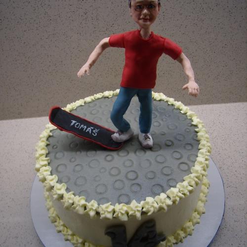 Tomášovi so skateboardom