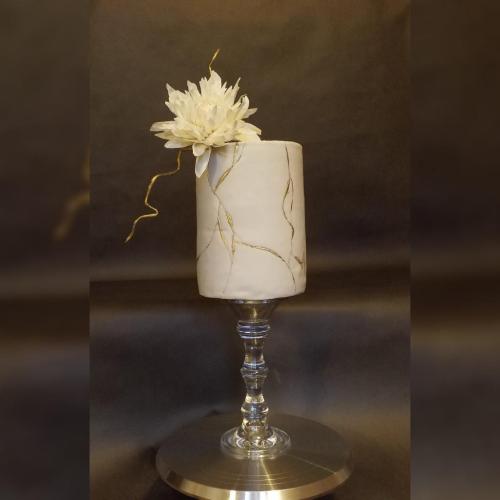 Biela zdobena technikou kintsugi
