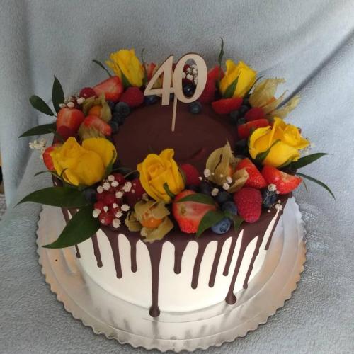 Drip torta s ovocím a kvetmi