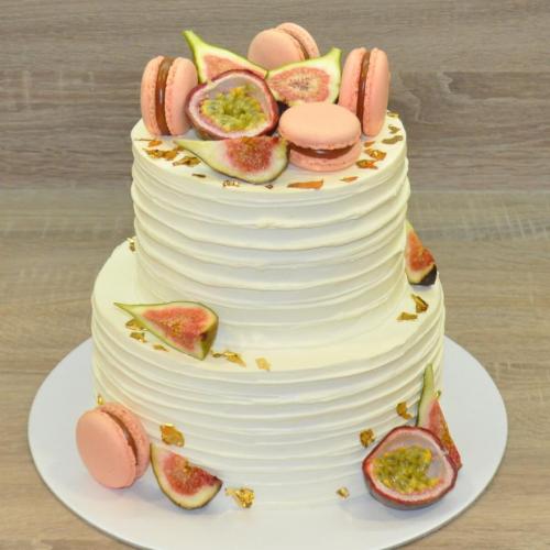 Krémová s ovocím a macarons