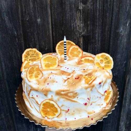 Meringue torta so sušenými pomarančmi