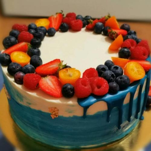 Extravagantná modrá drip torta s ovocím 