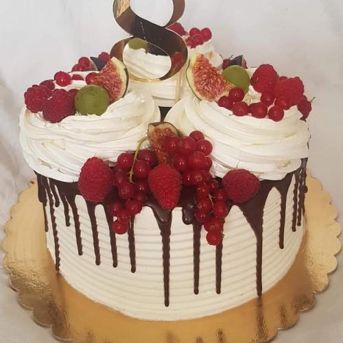 Drip torta s mini Pavlovkami.