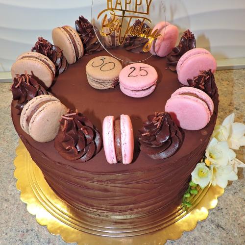 Čokoládová torta s makrónkami