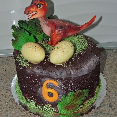 Čokoládová torta s dinosaurom