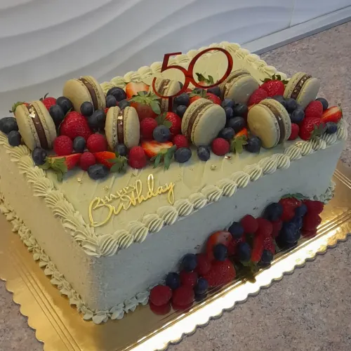 Torta s makrónkami - farbené matcha čajom 