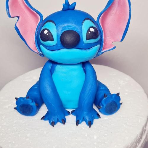 Modelovaná postavička Stitch na tortu