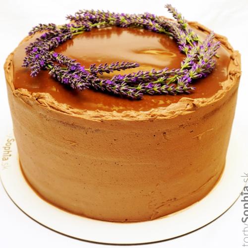 Čokoládová torta k výročiu, zdobená levanduľou