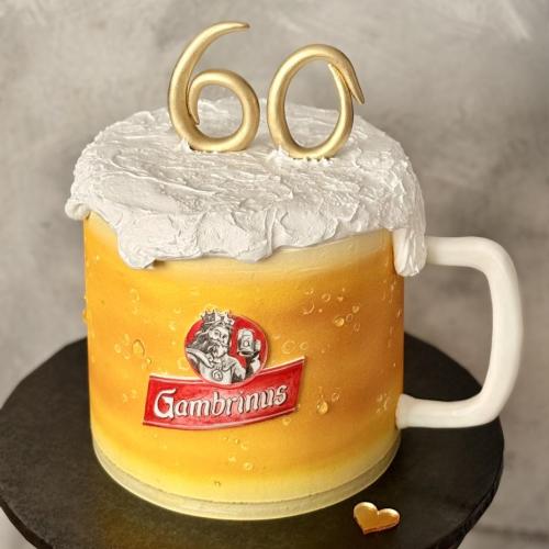 60 rokov života, ale kto by to počítal… Hlavne že je pena, správna teplota a značka obľúbená. 🍺😊, Marcela Papsonová, torta