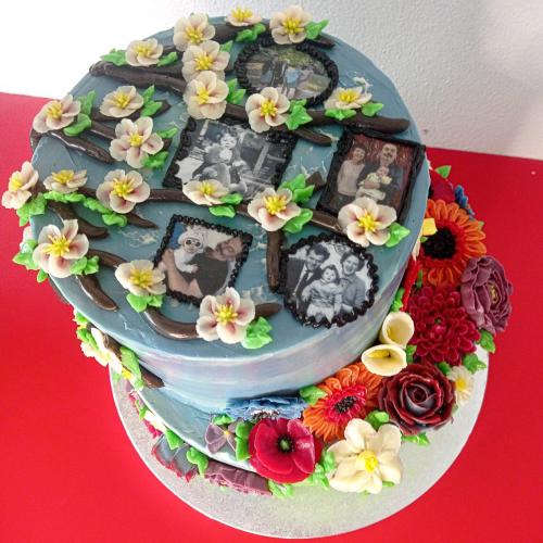 Kvetinová dvojposchodová torta s krémovými kvetmi vytvorená na oslavu 60. narodenín., Tesserts, torta