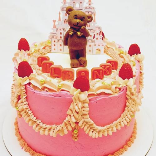 Krstinová torta zdobená krémom