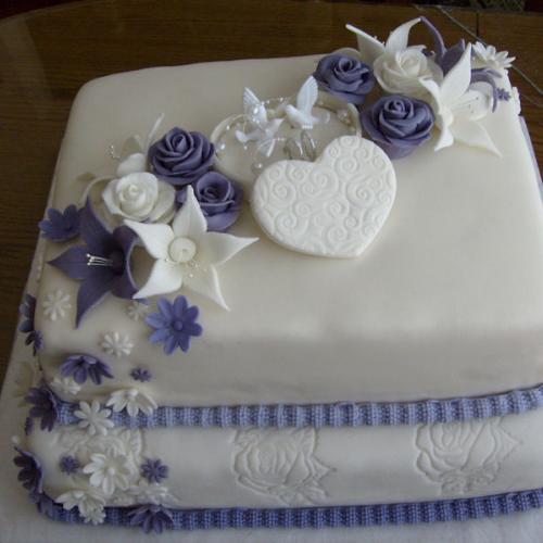 svadobna torta s fialovou