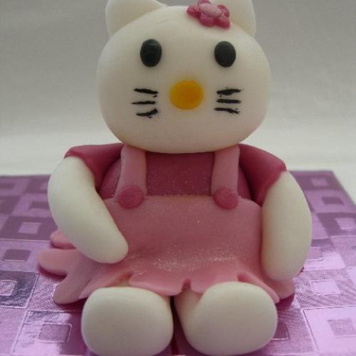 Kitty caká na tortičku :-)