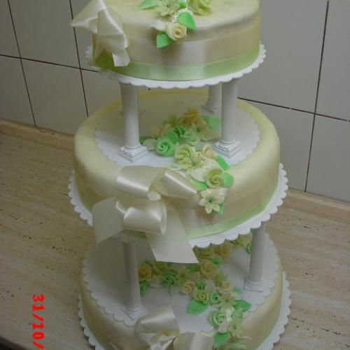 svadobná bielo-zelená poschodová torta