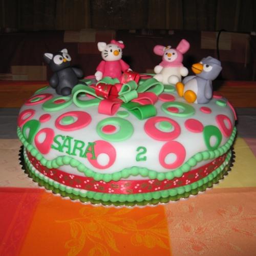 torta pre saru...karamel plnka, 2,6 kg..hello kitty a jej priatelia