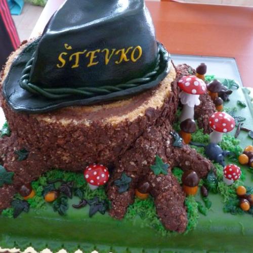 Pre polovníka peň s klobúkom a okolie