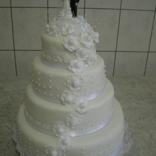 Svadobná biela torta