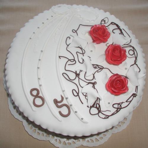 Biela torta s červenými ružičkami 85