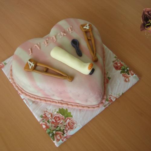 Torta so zlomenou nohou a barlami