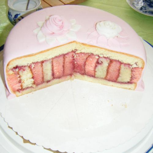 Rozkrojena puncova torta 
