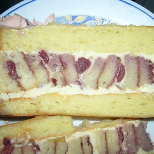 rez vanilkovo-višňovej torty
