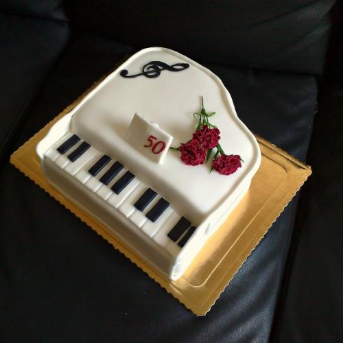 piano s karafiátmi