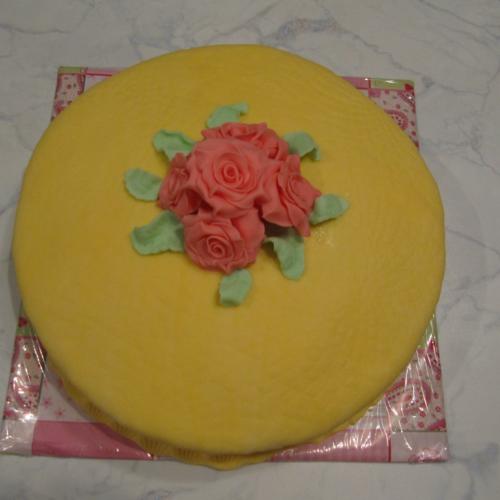 guľatá torta s ružami