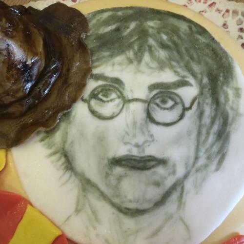 Harry Potter a môj prvý pokus o maľovanie na tortu :-P -detail 