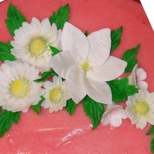 kvietky na punčovej torte
