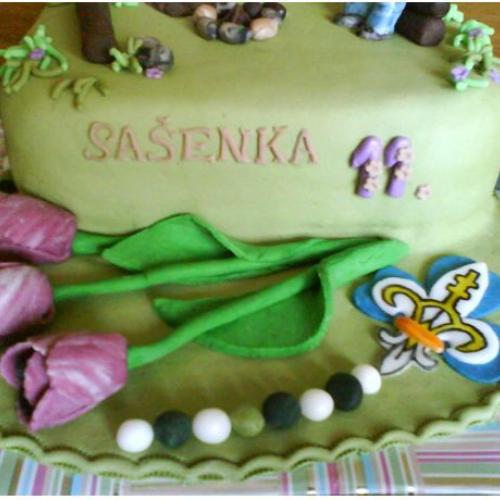 skautský znak a tulipány
