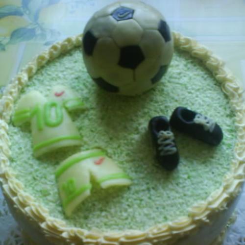 futbalová lopta s dresom a kopačkami