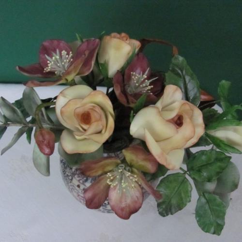 Kytica helleborus s ružami - pohľad zhora