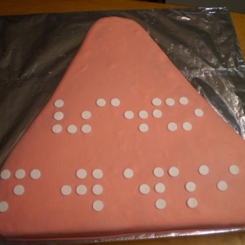  Torta s nápisom všetko najlepšie brailovým písmom