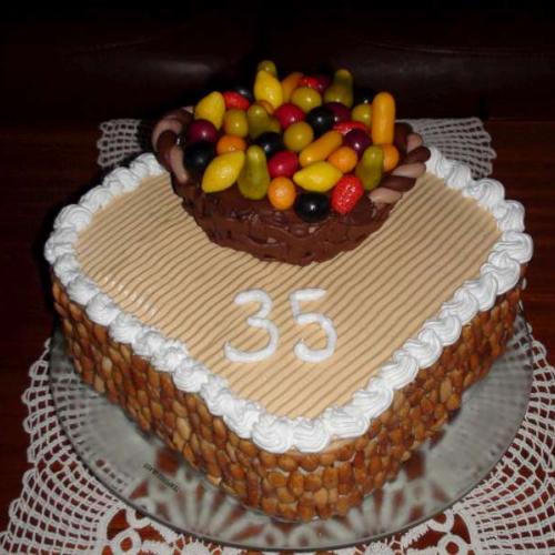 torta s košíkom ovocia