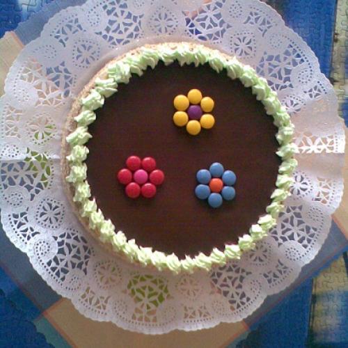 Karamelová torta s lentilkami