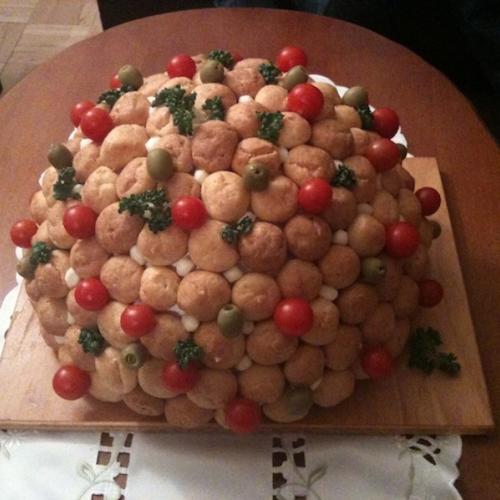 Slana z parmezanovych "Gougeres"