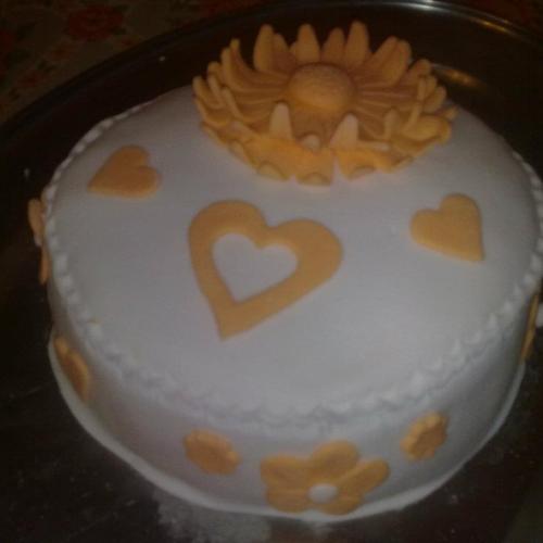 Torta s oranžovými kvietkami