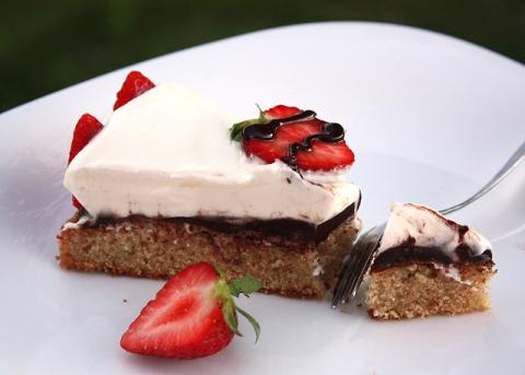 Smotanová torta s jahodami - recept postup 9