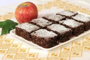 Hrnčekový jablkový koláč s kakaom a orechmi, recept, Kamila