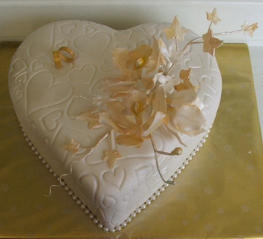 Svadobné ovocné srdiečko bielo zlaté, torta, Svadobné torty Svadobné ovocné srdiečko bielo zlaté, torta, Svadobné torty, atigram, 1
