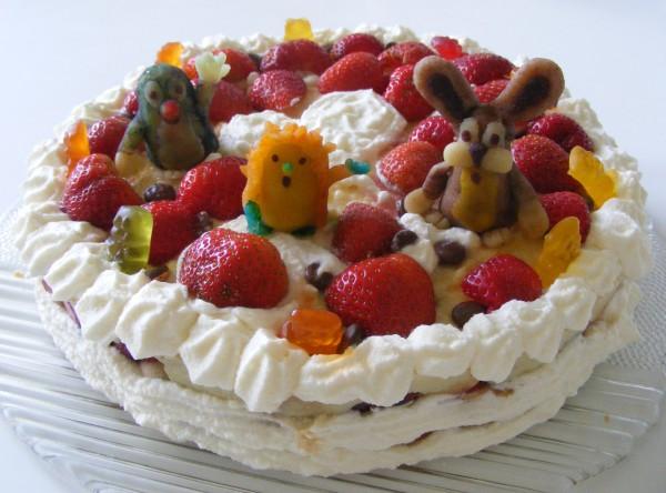 Krtkovska s piskotami, pudingom, slahackou a vela vela jahodami:), torta, Rozprávkové torty, ZuZ dFleur, 1