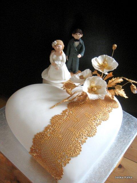 Srdce so zlatou čipkou a figúrkami, torta, Svadobné torty Srdce so zlatou čipkou a figúrkami, torta, Svadobné torty, babka Katka, 2