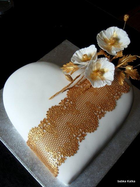Srdce so zlatou čipkou a figúrkami, torta, Svadobné torty Srdce so zlatou čipkou a figúrkami, torta, Svadobné torty, babka Katka, 1