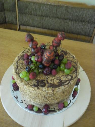 s ovocím a obsypaná :orechy a pražené lieskovce, torta, Čokoládové torty, Ivka29, 1