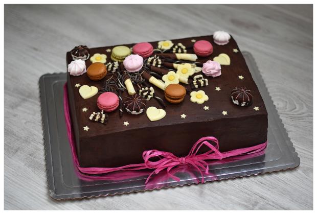 Ganážová s čoko ozdobami, pusinkami a makronkami, torta, Čokoládové torty, dakota14, 1