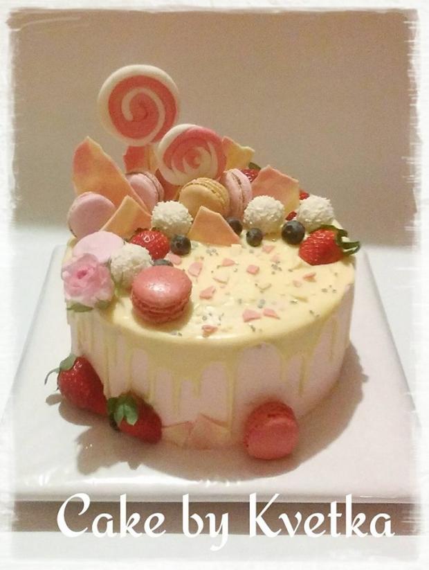 Kvetinová torta s makronkami - Autor: Cake by Kvetka