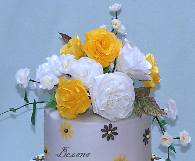 žlto biela s kvetmi z jedlého papiera, torta, Narodeninové torty žlto biela s kvetmi z jedlého papiera, torta, Narodeninové torty, bezana, 2