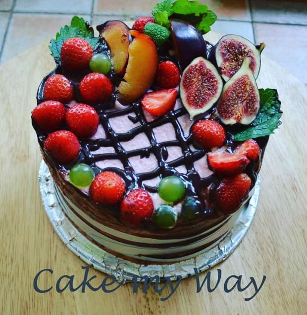 Polonaha s cokoladovou polevou a cesrtvym ovocim , torta, Narodeninové torty, molina, 1
