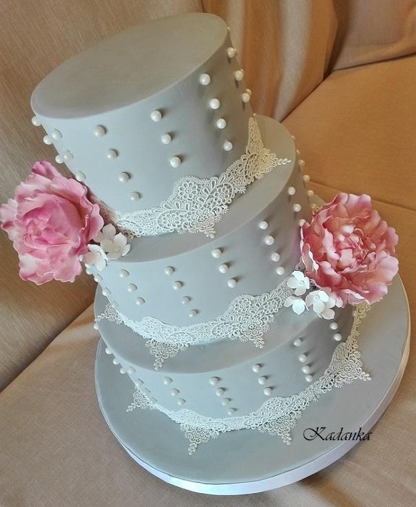 Svadobná v sivo bielom šate s pivóniami , torta, Svadobné torty Svadobná v sivo bielom šate s pivóniami , torta, Svadobné torty, Kadanka, 1